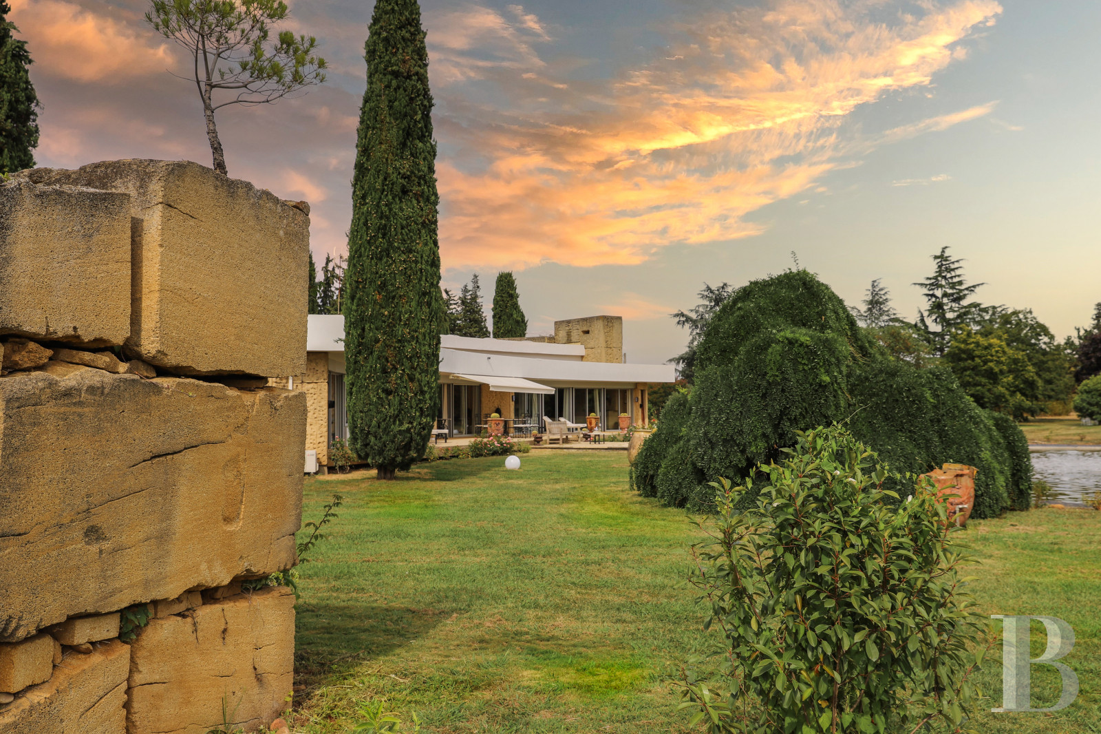 A villa designed and built by a Modernist architect in the heart of an arboreal estate close to Nîmes - photo  n°32